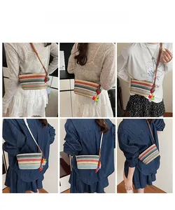 Détail du sac en paille arc-en-ciel avec breloque fraise et bandoulière marron