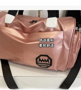 Vista de detalle de la bolsa fitness oro rosa con compartimento lateral para los zapatos