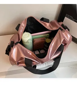 Vista superior de la bolsa deportiva de oro rosa impermeable que muestra el amplio interior