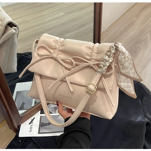 Détail du sac à main abricot style ballet avec plis et foulard en soie à coeurs