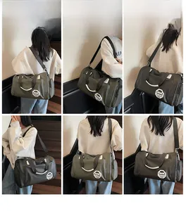 Detalle de bolsa de viaje impermeable con compartimento para zapatos y bandolera