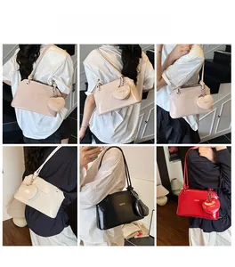 Détail du sac seau bandoulière élégant avec pendentif cœur en quatre couleurs chic