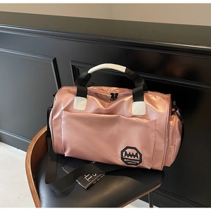 Détail du sac de sport rose imperméable sur une chaise avec poche latérale zippée
