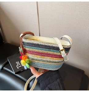 Vue détaillée du sac en paille tissée arc-en-ciel avec breloques fraise et smiley