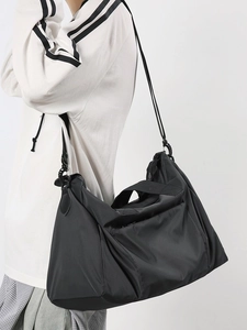 Grand sac de voyage noir avec bandoulière et poignées pour le sport et le fitness