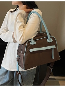 Grande borsa da viaggio bicolore in nylon marrone con dettagli in pelle azzurra