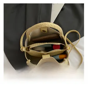 Vue intérieure du sac seau tressé jaune montrant l'espace pour les objets du quotidien