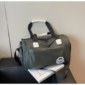 Détail d'un sac de sport imperméable vert olive avec anses tissées et logo SHUNUO