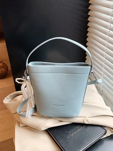 Secchiello azzurro in pelle martellata con pendente di perle e tracolla regolabile