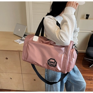 Sac de fitness rose imperméable porté à l'épaule avec finition brillante et sangle