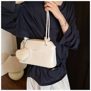 Sac à épaule chic en cuir verni blanc crème avec porte-monnaie en forme de cœur assorti