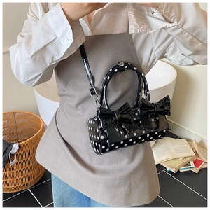 Sac cylindre à pois noir et blanc chic avec grand nœud et bandoulière en cuir réglable