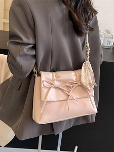 Sac à bandoulière rose pâle style ballet avec ruban, foulard cœur et cuir synthétique plissé