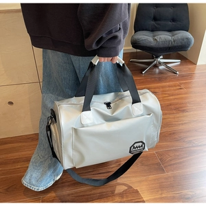Sac de voyage argenté imperméable à la main, idéal pour le sport et les déplacements