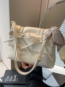 Sac hobo beige à nœud avec foulard imprimé cœur et détails en cuir plissé