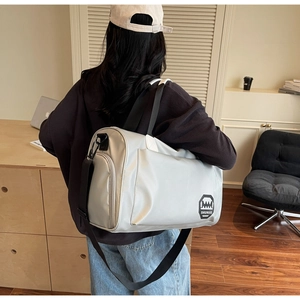 Vue latérale détaillée du sac de voyage argent imperméable à grande capacité avec bandoulière