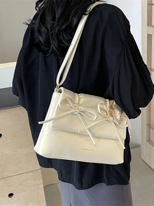 Sac à bandoulière crème style ballet avec nœud en cuir plissé et foulard en soie