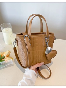 Fashion Crocodile Pattern Bucket Bag For Women PU Leather Chic Handbag With Heart Charm Niche Design Shoulder Crossbody Bag