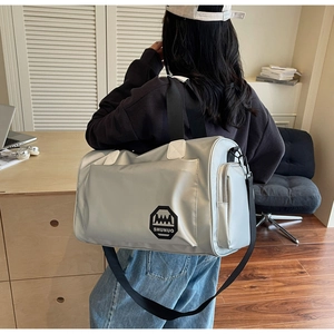 Détail macro du sac de sport argenté imperméable montrant le tissu et le logo