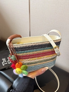Sac Seau en Paille Tissée à Rayures Arc-en-Ciel pour Femmes Bohème Été Plage Sac à Bandoulière Avec Breloques Fraise Fleur