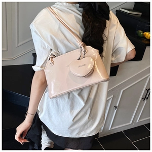 Détail du sac seau rose brillant avec pendentif en cœur et bandoulière réglable