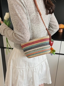 Sac à bandoulière en paille tressée arc-en-ciel avec breloques et fine lanière cuir
