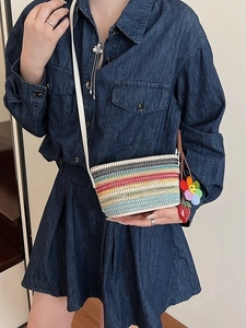 Sac bandoulière tissé rayé arc-en-ciel fait main avec breloques fleurs et fraise