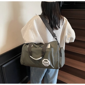 Dettaglio posteriore della borsa da viaggio grande in nylon verde militare con tracolla