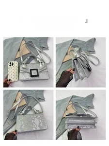 Détails du sac argenté à texture serpent avec poignée nœud et boucle noire