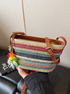 Sac bandoulière en paille à rayures arc-en-ciel avec lanière en cuir et breloque