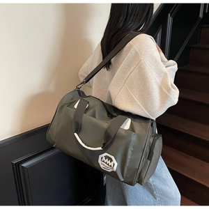 Détail du sac de voyage vert armée avec compartiment à chaussures et bandoulière