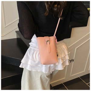 Détail du sac seau rose pour téléphone en cuir avec boucle fer à cheval et nœud sur bandoulière