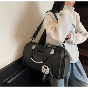 Détail du sac de sport noir multifonctionnel avec bandoulière réglable et poche latérale zippée