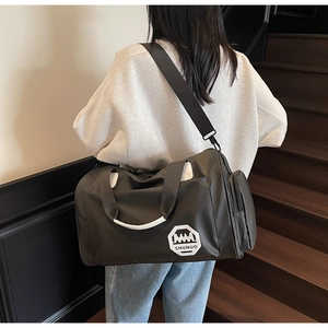 Detalle de bolsa de viaje con compartimento para zapatos y correa de hombro ajustable