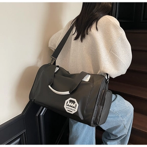 Détails du sac de voyage étanche avec poche latérale et bandoulière réglable