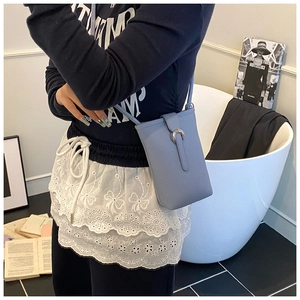 Vue détaillée du sac pour téléphone en cuir grainé bleu clair avec boucle en métal argenté