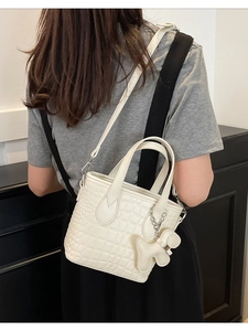 Retro cream-white crocodile pattern bucket bag with handles and adjustable strap