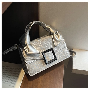 Sac à main argenté effet serpent avec poignée nouée et boucle noire élégante