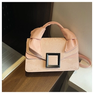 Détail du sac à main rose motif serpent avec poignée nouée et boucle carrée décorative