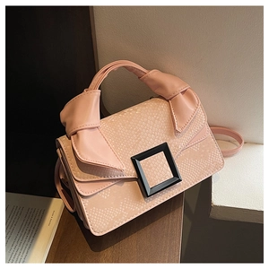 Détail du sac à main rose motif serpent avec boucle carrée et poignée à nœud