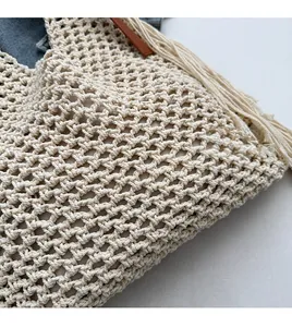 Gros plan détaillé d'un sac en filet tissé avec des franges et une doublure en tissu doux