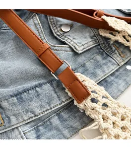 Détail de la bandoulière en crochet rétro avec boucle en métal argenté et cuir marron