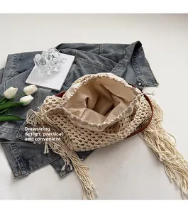 Détail du sac beige tissé à la main avec franges et doublure à cordon sécurisée