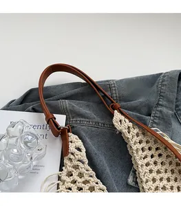Détail du sac cabas macramé beige tissé main avec bandoulière réglable en cuir marron