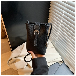 Détail du mini sac bandoulière en cuir noir avec boucle argentée en forme de fer à cheval