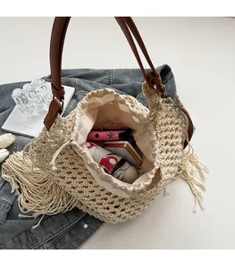 Détail du sac cabas au crochet beige avec poche intérieure et grande capacité