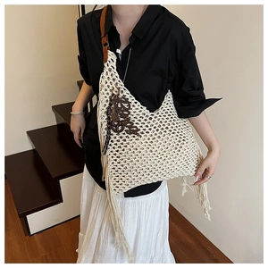 Détail du sac à bandoulière au crochet blanc cassé avec de longues franges bohèmes et cuir