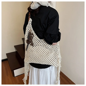 Détail du sac en crochet avec franges bohèmes et pendentif Bonjour en bois