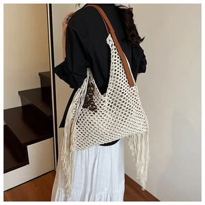 Détail du sac bohème en crochet beige avec franges et bandoulière en similicuir marron