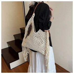 Gros plan détaillé du sac cabas en crochet bohème avec franges et bandoulière cuir